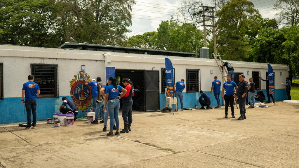 Imagen de actividad social del equipo Buen Vecino donde se muestra dando mantenimiento y un nuevo rostro a la estación de Bomberos de Cúa para apoyar a toda la comunidad
