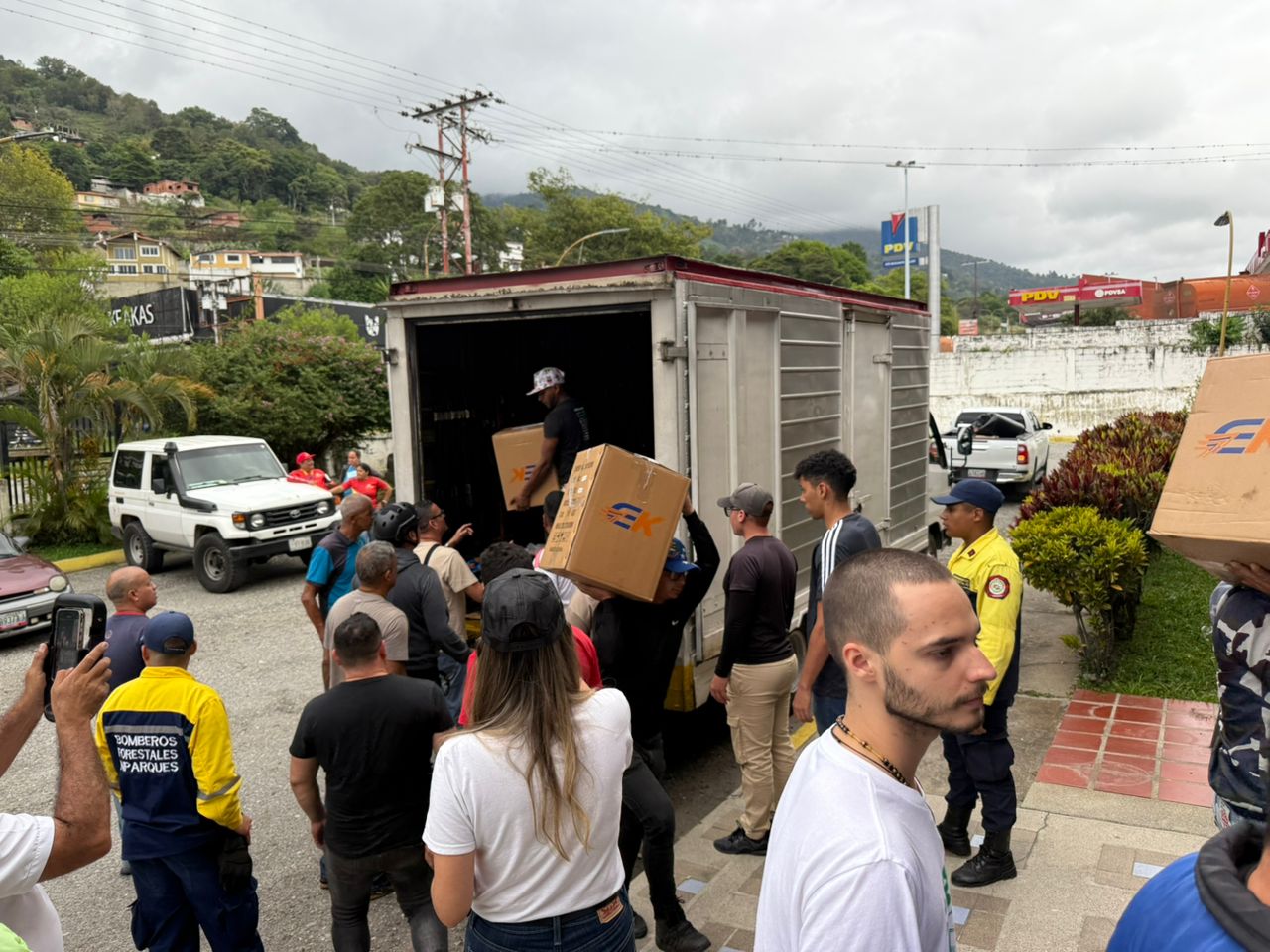 Buen Vecino de EK llevó donación a afectados por lluvias en Mérida