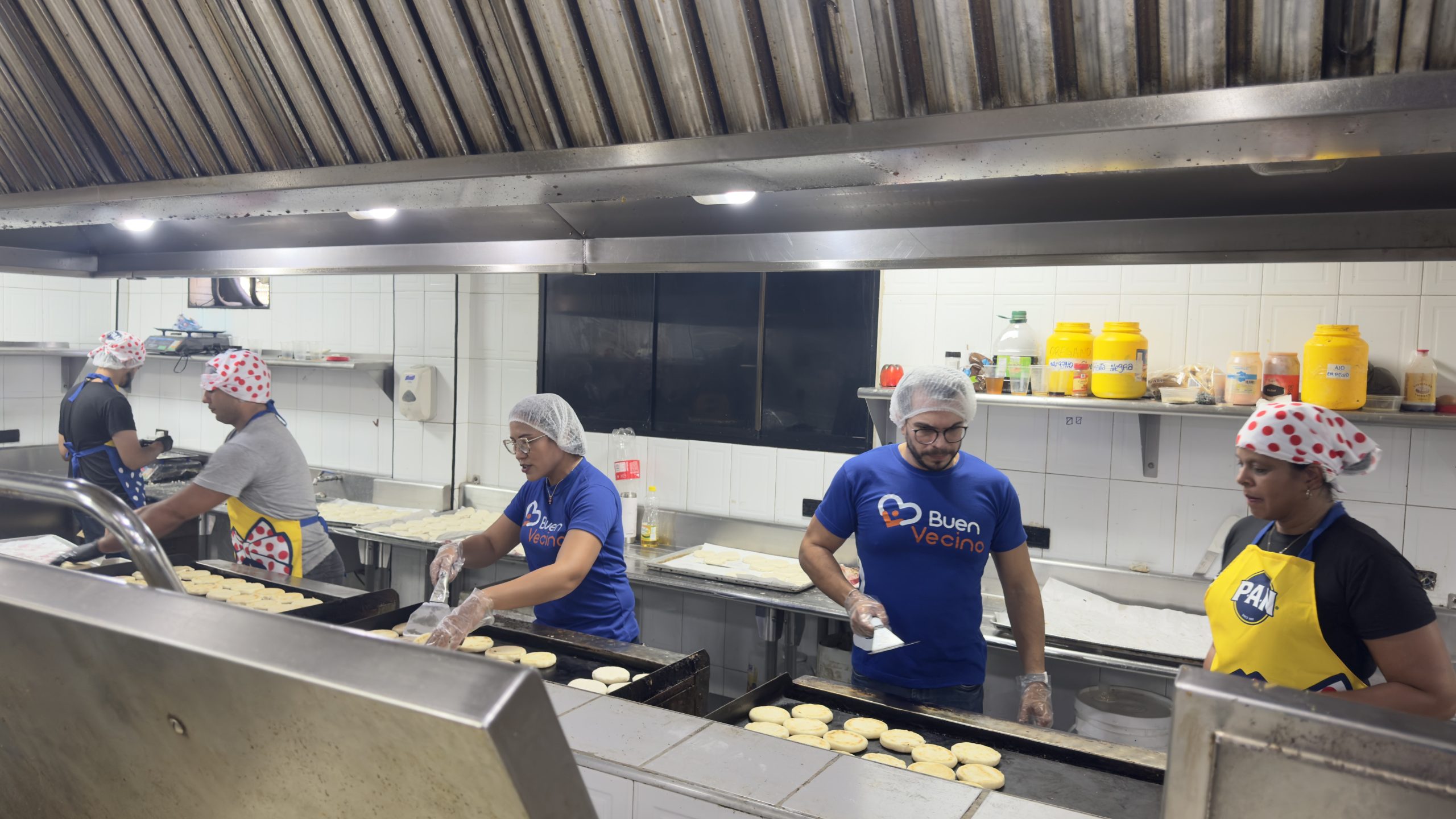 Buen Vecino de EK amasó amor en el Día Mundial de la Arepa en Ruedas
